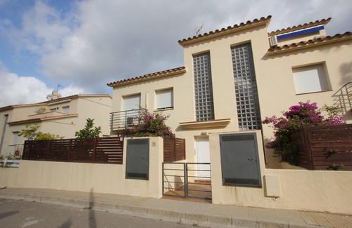 Llanca Apartamento | Beautiful seaside apartment in quiet neighborhood