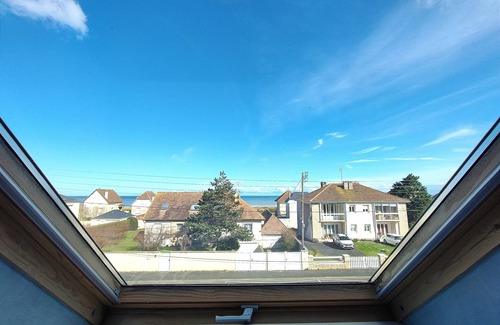 Ouistreham Villa | Hermosa casa de vacaciones, muy cerca del mar con piscina privada.