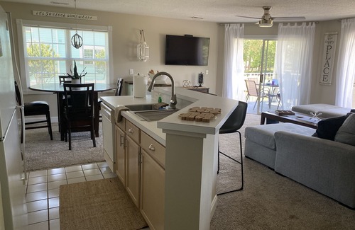 Calabash Condominio | Beautiful Second Floor 2-Bedroom Two-Bath Condo With Water and Golf Views