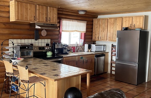 Twin Lakes Casa | Hermosa Serene Log-casa de Adobe vistas Twin Lakes