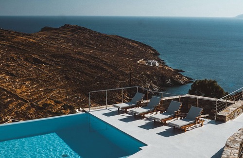 Ios Villa | Una elegante casa familiar con piscina infinita y vistas impresionantes al mar.