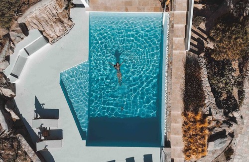 Ios Villa | Una elegante casa familiar con piscina infinita y vistas impresionantes al mar.
