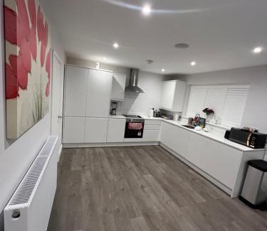 Strood Casa | Beautiful Shared One Bed Flat (Room/Front)