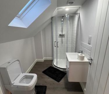 Strood Casa | Beautiful Shared One Bed Flat (Room/Front)