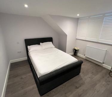 Strood Casa | Beautiful Shared One Bed Flat (Room/Front)