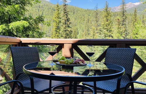 East Kootenay Casa | Beautiful Ski In/Out Riverside Retreat at the Base of Panorama ♥️♥️