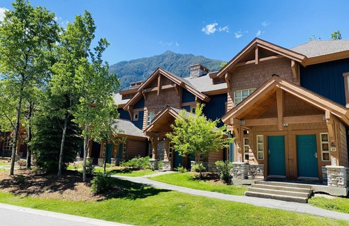 East Kootenay Casa | Beautiful Ski In/Out Riverside Retreat at the Base of Panorama ♥️♥️