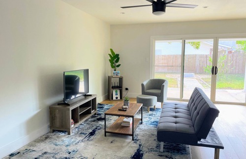 North Austin Civic Association Casa | Beautiful Smart Home in North Austin - Perfect for Remote Work or Relaxation