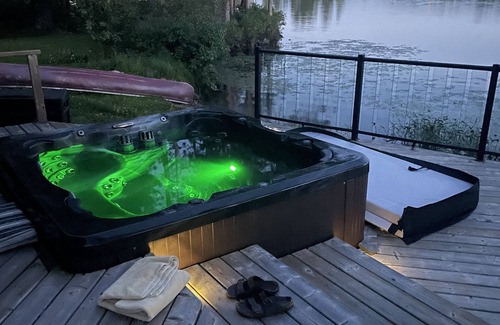 North Kawartha Cabaña | Beautiful south facing lakefront cottage with sauna & hot tub on Big Cedar Lake!