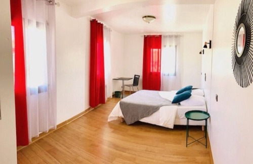 Pont-Saint-Esprit Cama Y Desayuno | Beautiful spacious room and bar restaurant