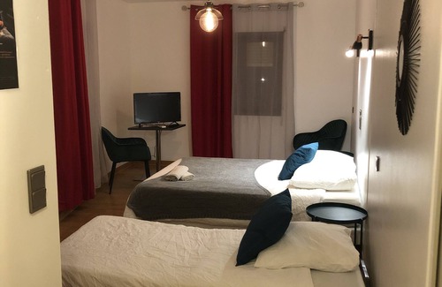 Pont-Saint-Esprit Cama Y Desayuno | Beautiful spacious room and bar restaurant