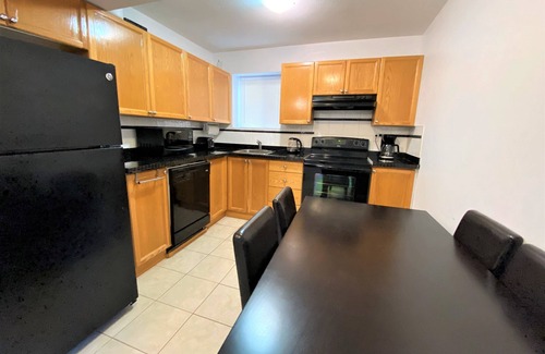 Upper Lonsdale Casa | Beautiful spacious 2-bedroom ground level suite