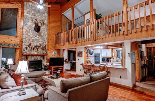 Bushkill Cabina | Hermosa, amplia cabina Poconos, mesa de billar, a 15 minutos de las montañas Shawnee Ski