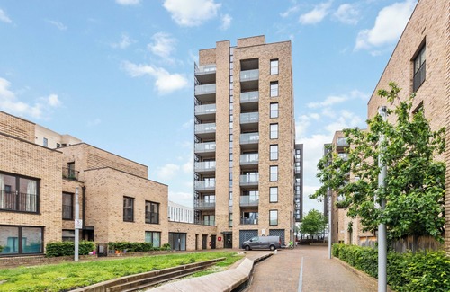 Stratford Apartamento | Beautiful spacious 2 bedroom 2 bathroom flat East Village. Plus Sofa Bed