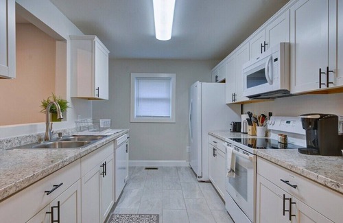 Bristol Casa | Beautiful Spacious 3 BR Home Near Shops & Hospital