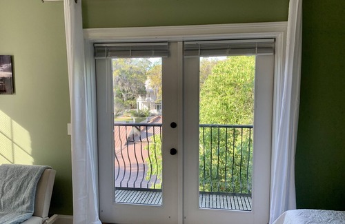 Darien Apartamento | Beautiful, spacious 3rd floor apartment in the Darien historic district.