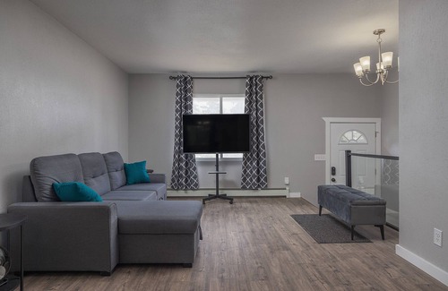 Russian Jack Park Casa | Beautiful, spacious and clean 4 bedroom home with spare living room