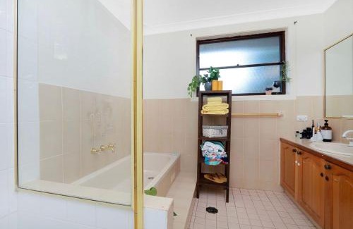 Baulkham Hills Casa | Beautiful & spacious home overlooking pool