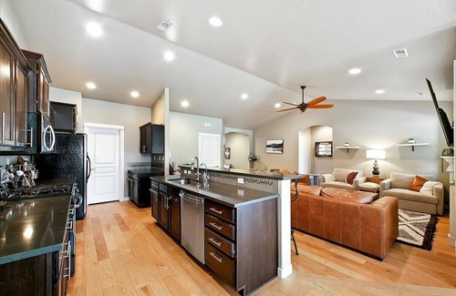 Southwest Ada County Alliance Casa | 🏡 Beautiful Spacious Boise Home: ✌️TWO Masters w/ Full Baths ➕ walk-in closets