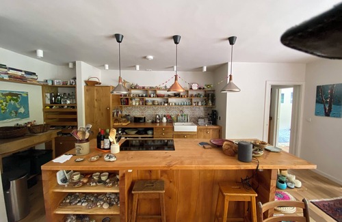 Totnes Casa | Beautiful spacious Eco Home in centre of Totnes, open plan living, large garden