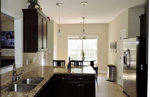 Cameron Casa | ⭐️Beautiful SPACIOUS family + kids + pet friendly home close to Fort Bragg!⭐️
