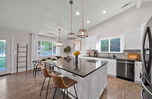 Redding Casa | BEAUTIFUL & SPACIOUS | HUGE BACKYARD | POOL | HAMMOCK | EV CHARGER | INDOOR FIRE