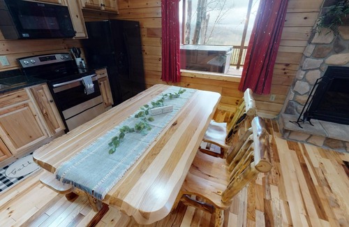 Carbon Hill Cabina | Beautiful ,spacious log cabin. Close to all the attractions in the Hocking Hills