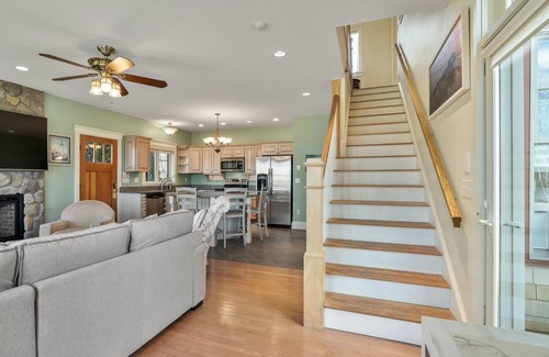Edgecomb Casa | Beautiful spacious vacation rental home with views of the Sheepscot River
