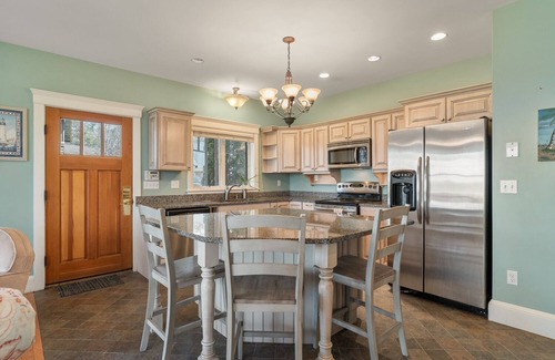Edgecomb Casa | Beautiful spacious vacation rental home with views of the Sheepscot River