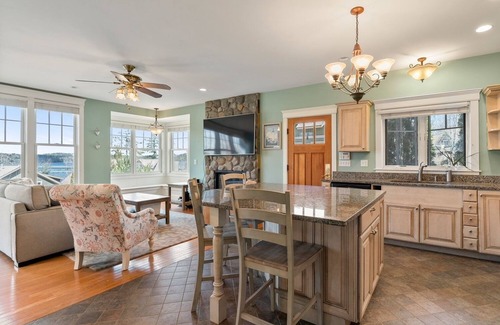 Edgecomb Casa | Beautiful spacious vacation rental home with views of the Sheepscot River