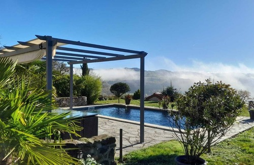 Usson Casa | Hermosa casa de campo, piscina climatizada, 1 hectárea de terreno. Familia amigable, descanso local