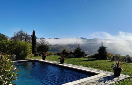Usson Casa | Hermosa casa de campo, piscina climatizada, 1 hectárea de terreno. Familia amigable, descanso local
