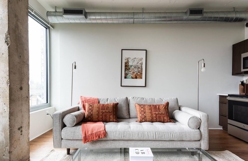 Eisenhower East Apartamento | Beautiful Studio in The Foundry w/ Concierge + Gym