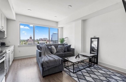 Central East Austin Apartamento | Beautiful studio with rooftop patio with 2 swimming pools, basketball court