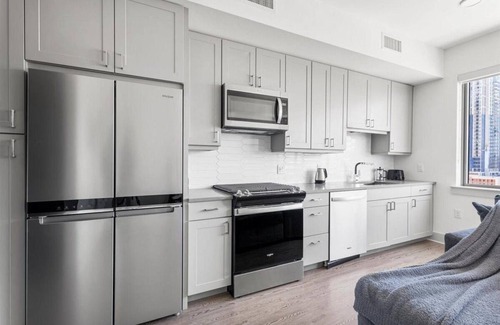 Central East Austin Apartamento | Beautiful studio with rooftop patio with 2 swimming pools, basketball court