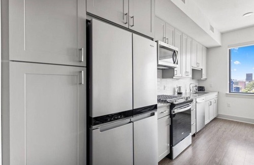 Central East Austin Apartamento | Beautiful studio with rooftop patio with 2 swimming pools, basketball court