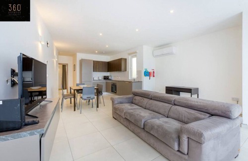 Pieta Apartamento | Beautiful, stunning 3BR home, opposite the harbour