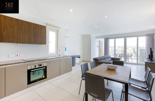 Pieta Apartamento | Beautiful, stunning 3BR home, opposite the harbour