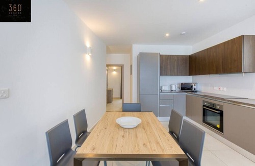 Pieta Apartamento | Beautiful, stunning 3BR home, opposite the harbour