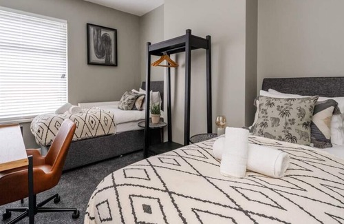 Middleton Casa | Beautiful, Stylish Home | Just 20 Mins to MCR