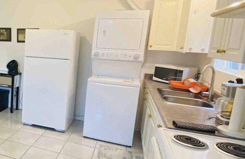 Renfrew-Collingwood Casa | Beautiful suite with separate entrance close to Downtown and Metrotown