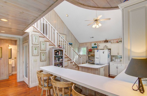 Sullivan's Island Casa | Hermosa casa de la isla de Sullivan junto al faro: ¡fácil paseo a la playa!