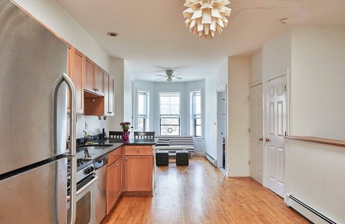 Mid-Cambridge Condominio | Beautiful sunny apt right across Harvard yard