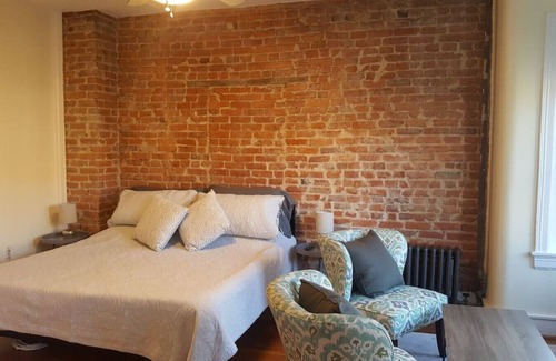Adams Morgan Cama Y Desayuno | Beautiful, Sunny Studio in Vibrant Adams Morgan