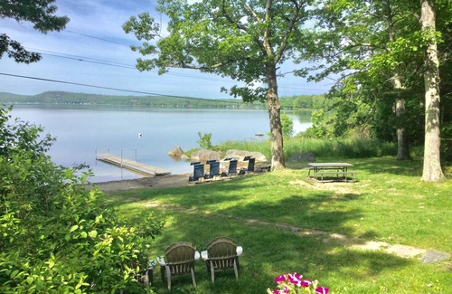 Frankfort Cabaña | Beautiful Swan Lake Cottage