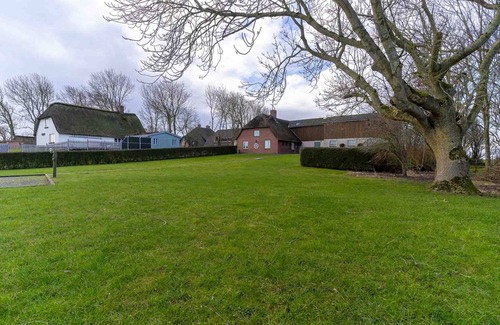 Westerhever Casa | Beautiful thatched cottage with spacious fenced garden for 4 pers.