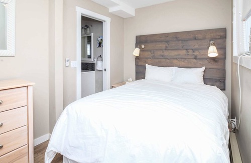 Central Okanagan Cabina | Beautiful Three Bed Lakefront Cabin - Seclusion Bay (Cabin #7)
