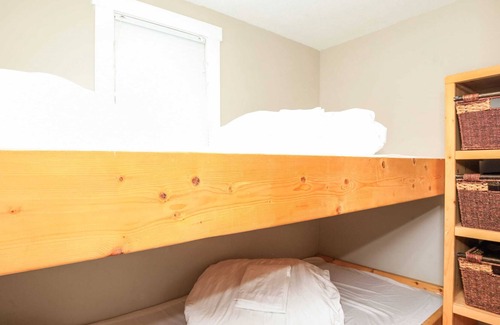 Central Okanagan Cabina | Beautiful Three Bed Lakefront Cabin - Seclusion Bay (Cabin #7)