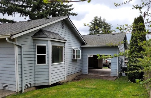 Everett Casa | Beautiful Three-Bedroom Two Bath Home
