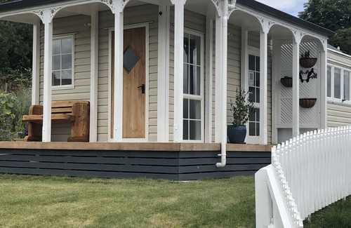 Pirongia Cabaña | Beautiful Tiny House with communal water hole.
